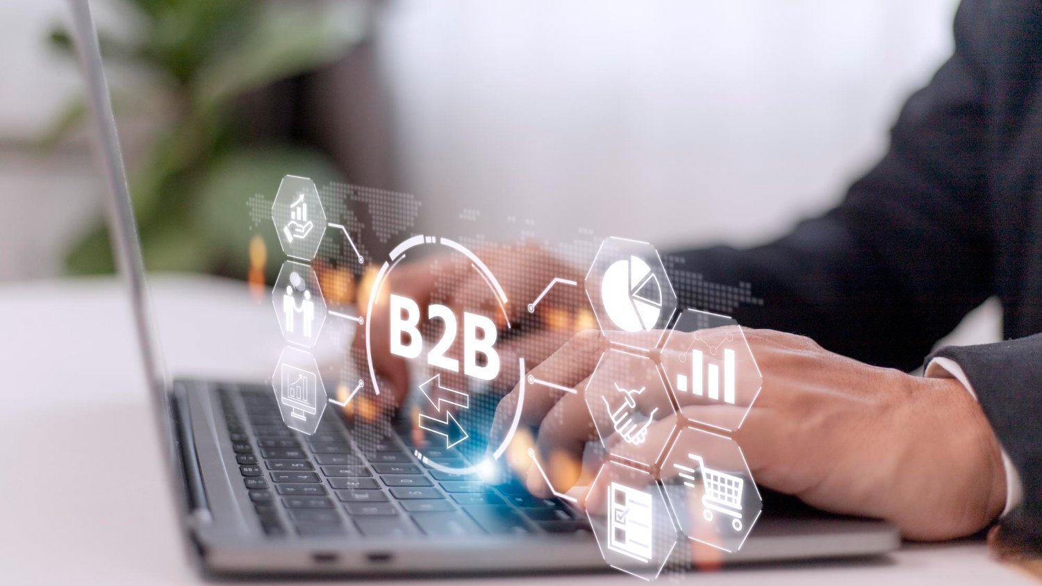 homem digitando no notebook